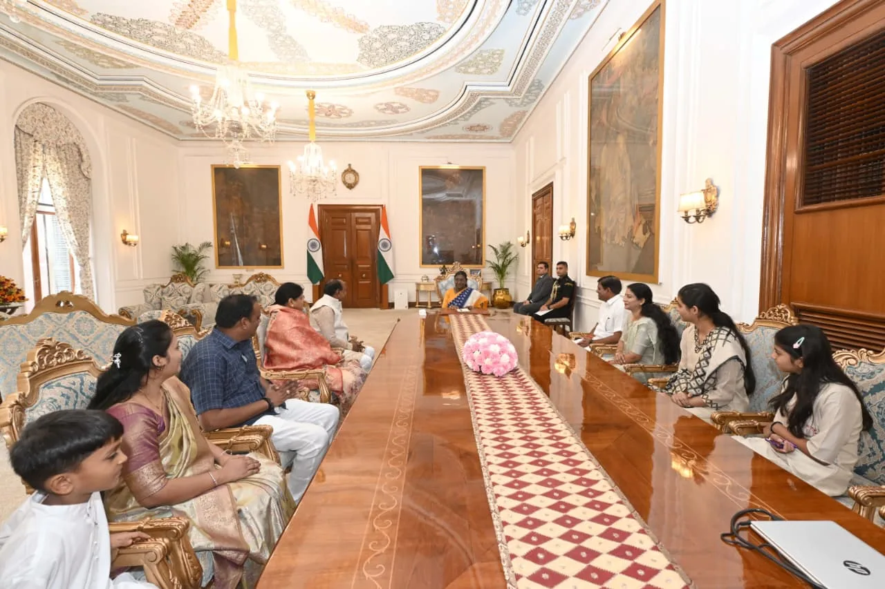 Official delegation and family meeting at the Rashtrapati Bhavan conference hall.